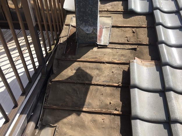 姫路市の屋根修繕における干渉瓦の取り外し